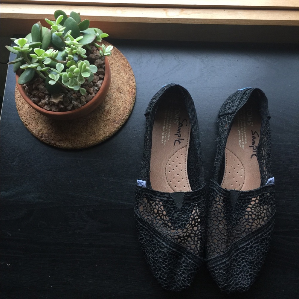 Black laced TOMS